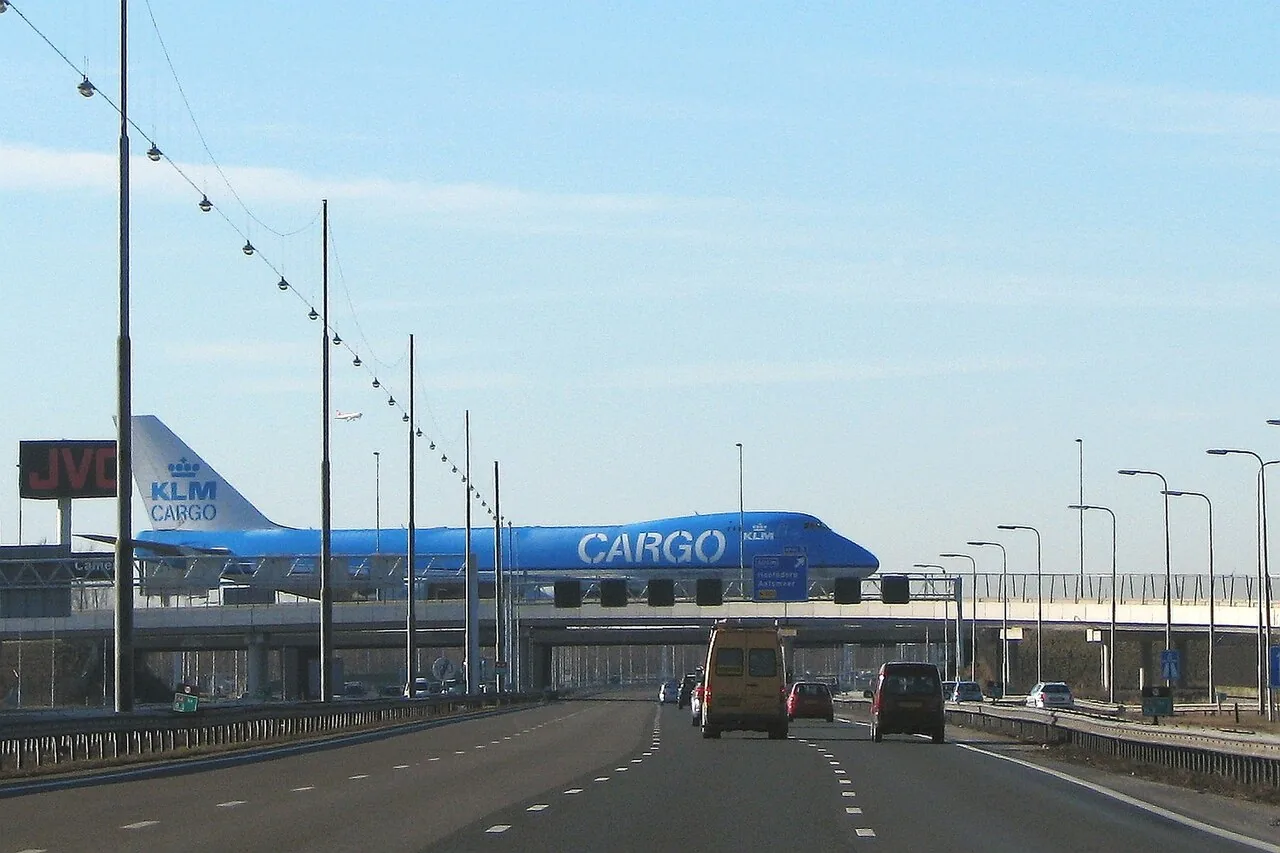 Schiphol Amsterdam Airport KLM Cargo Boeing Jumbo Taxiway Bridge Highway A4 E19 Foto Wolfgang Pehlemann IMG_2267