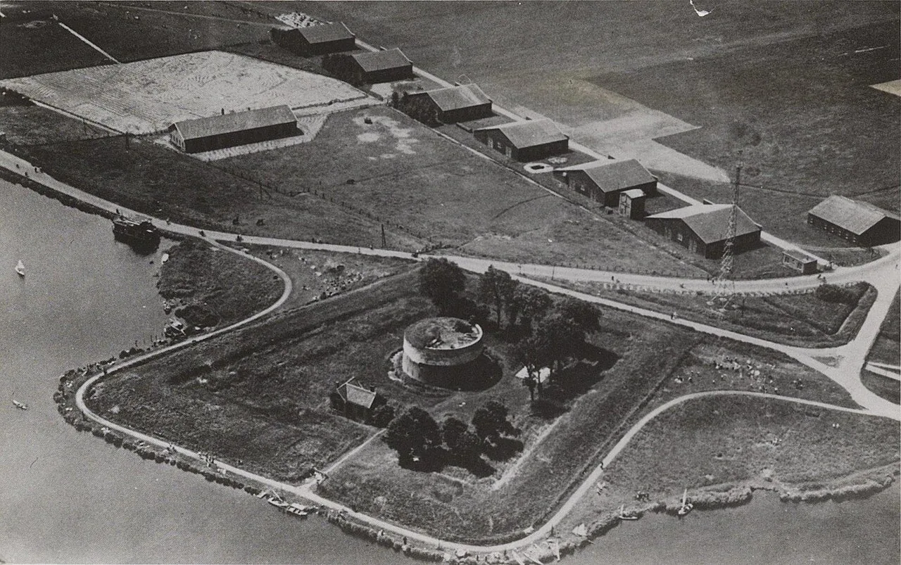 Fort Schiphol, onderdeel van de Posten van Krayenhoff (voorloper van De Stelling van Amsterdam). Het lag midden in de Ringvaart en werd in 1934 gesloopt.