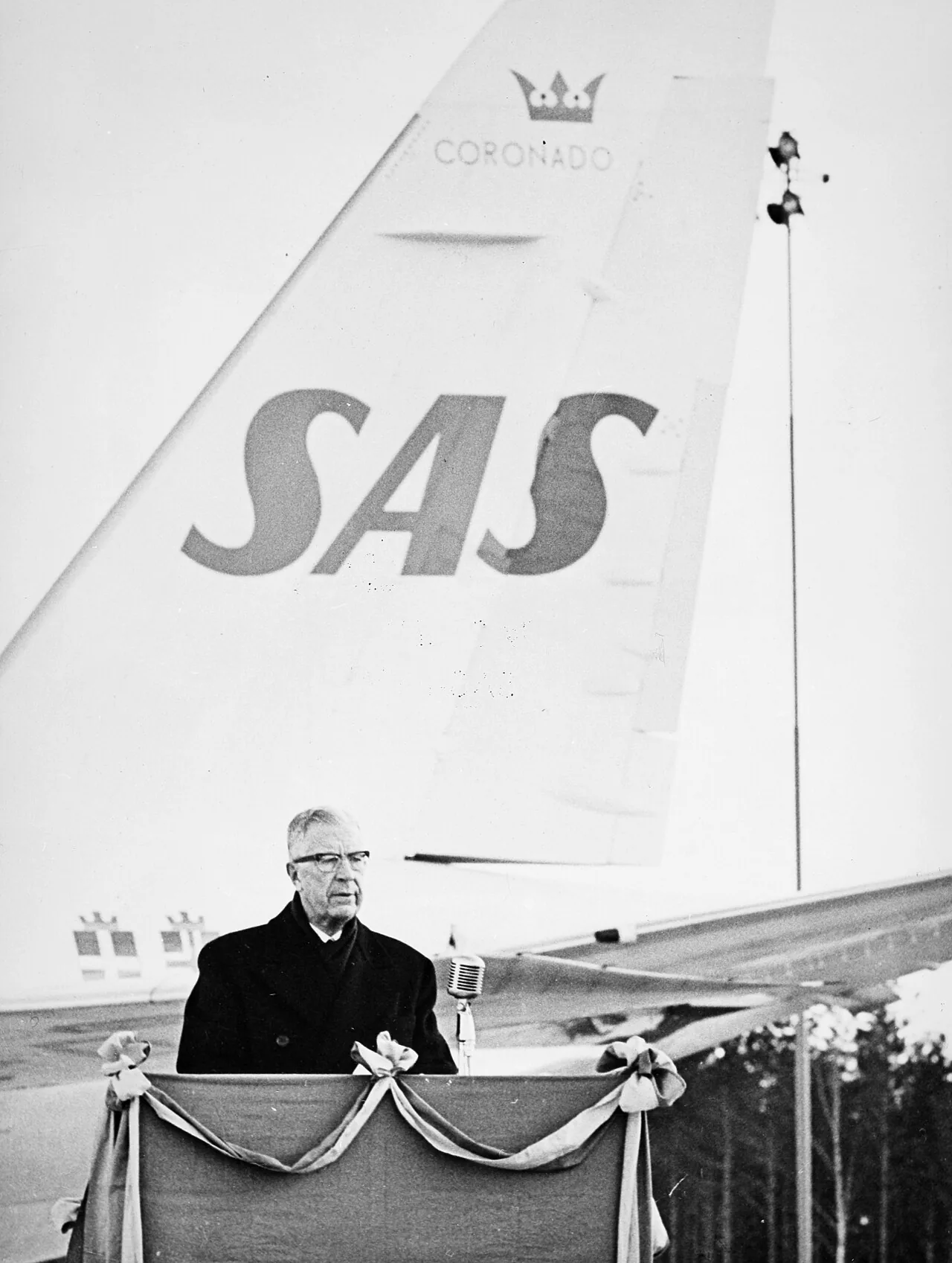 Inaugural of Arlanda Airport, The giant tail of the new SAS Coronado jet provides a suitable backdrop as His Majesty King Gustaf VI Adolf of Sweden opens Stockholm's new Arlanda Airport