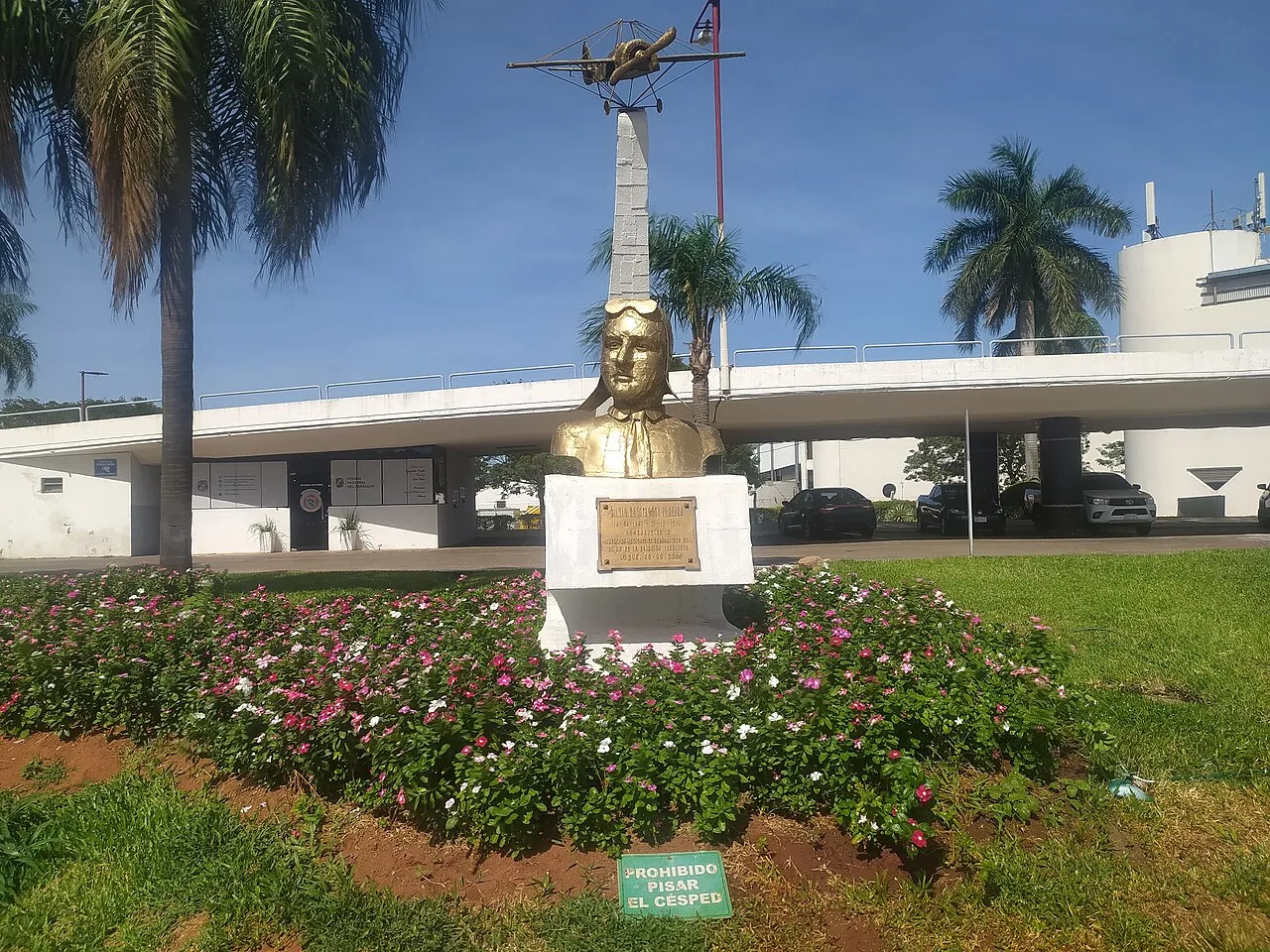 Monumento al aviador paraguayo Silvio Pettirossi en el aeropuerto de Luque. Busto.