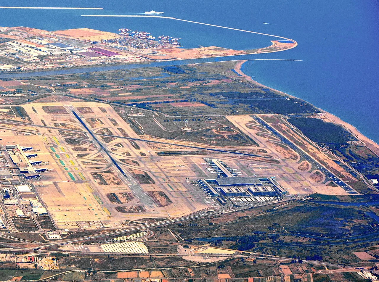 Barcelona El Prat Airport (BCN/LEBL) sits just to the South of the city and is the second busiest airport in Spain. My plane had taken off from the runway that you see on the right and after turning out to sea for noise 