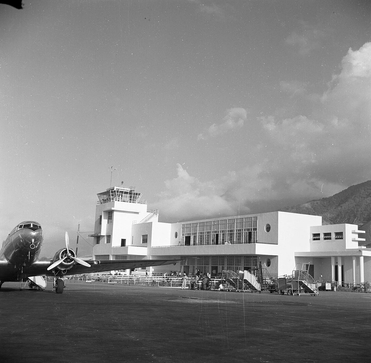 Collectie / Archief : Fotocollectie Van de Poll Reportage / Serie : Reis naar Venezuela en het Oostelijk Caraïbisch gebied Beschrijving : Het vliegveld Maiquetia van Venezuela bij Caracas Datum : 1948 Locatie : Caracas, 