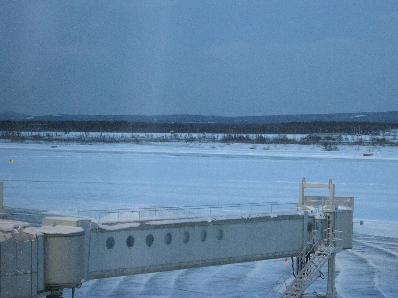 Snowing Shin-Chitose Airport on February 20, 2009.
