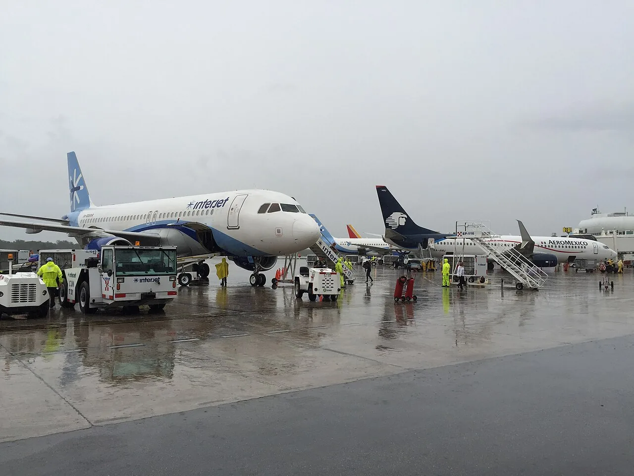 Aviones en el Aeropuerto Internacional de Cancún.