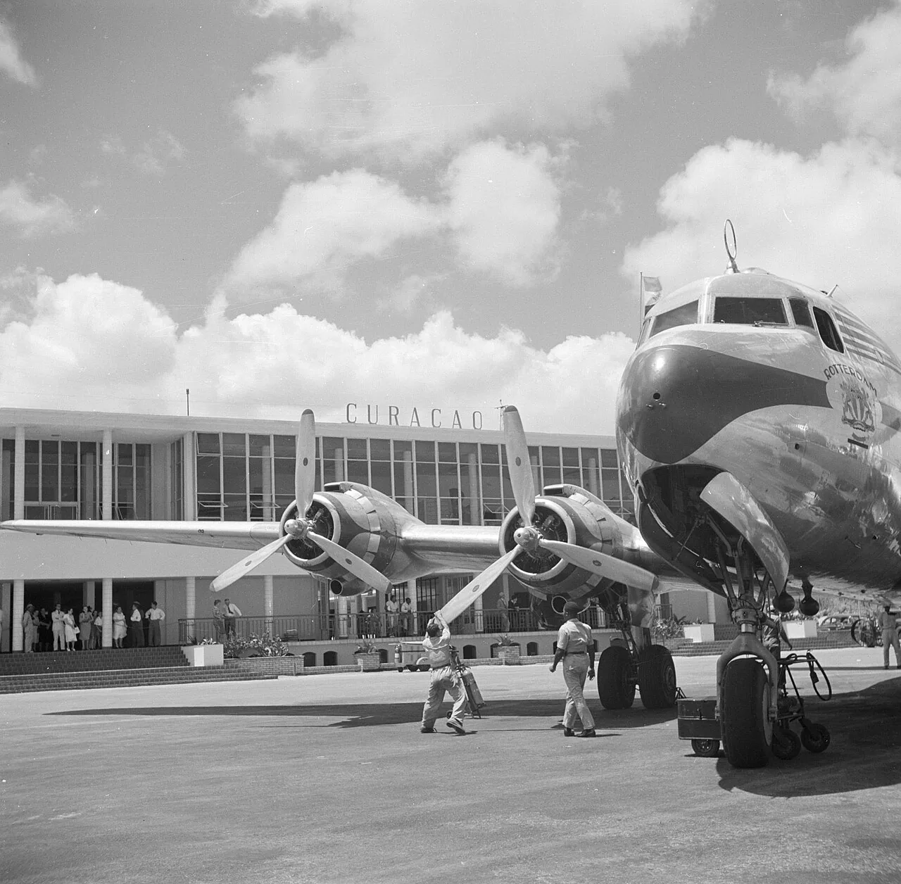 Collectie / Archief : Fotocollectie Van de Poll Reportage / Serie : Reis naar Suriname en de Nederlandse Antillen Beschrijving : Het gebouw van vliegveld Hato op Curaçao Datum : 1947 Locatie : Curaçao Trefwoorden : gebou
