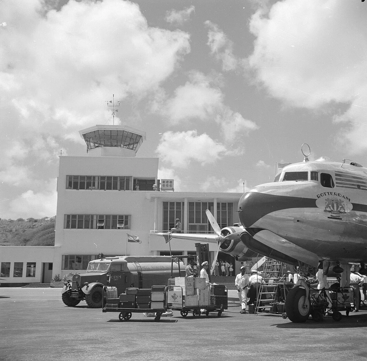 Collectie / Archief : Fotocollectie Van de Poll Reportage / Serie : Reis naar Suriname en de Nederlandse Antillen Beschrijving : Het gebouw van vliegveld Hato op Curaçao Datum : 1947 Locatie : Curaçao Trefwoorden : bagag