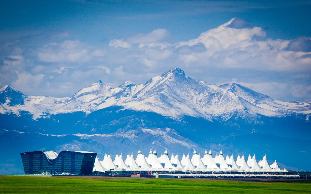 Flughafen Denver mit Dach und Hotel