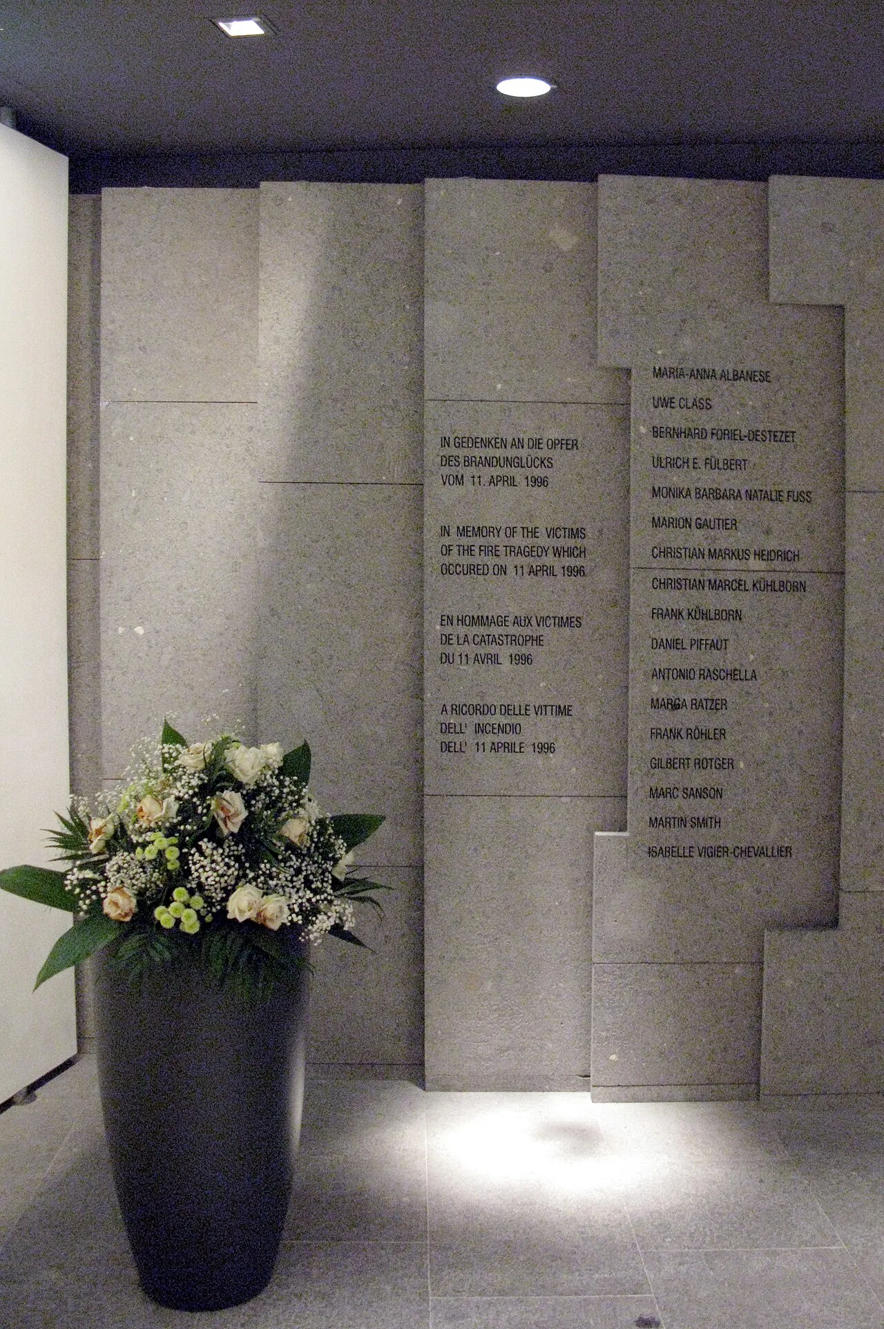 Gedenkraum im Flughafen Düsseldorf, Inschrift zur Brandkatastrophe 1996
