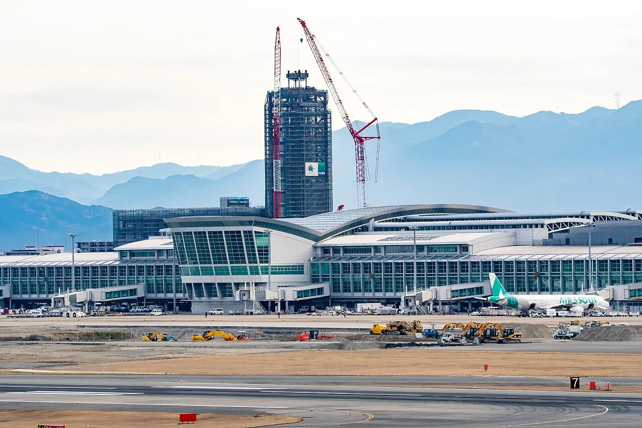 福岡空港の新滑走路および新管制塔の建設の様子。正面は国際線ターミナルで、奥に新管制塔が、手前に新滑走路の工事が確認できる。