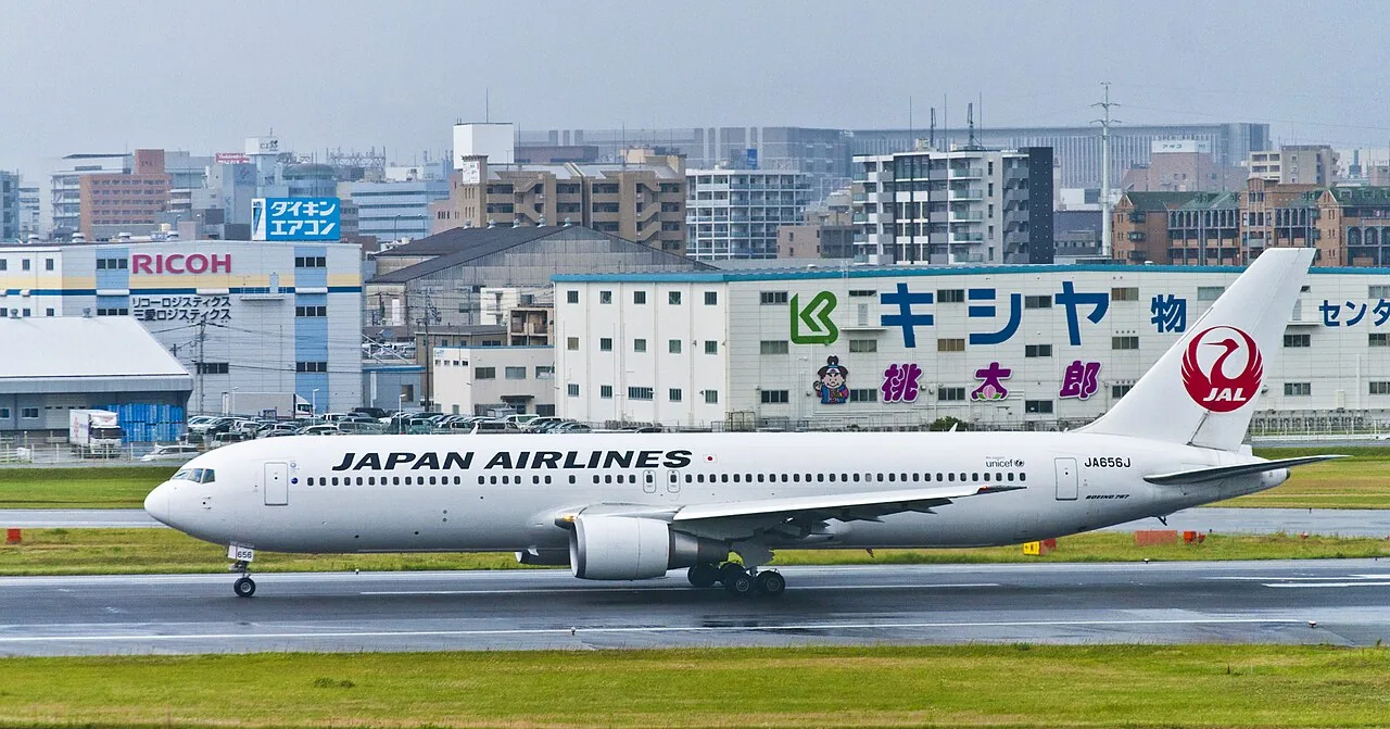 福岡空港の滑走路から視認できる市街地。右奥に見えるのが博多駅