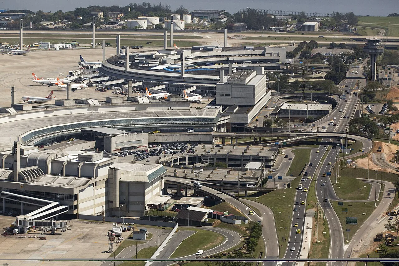 Terminais de passageiros e acessos viários ao Aeroporto Internacional do Rio de Janeiro.