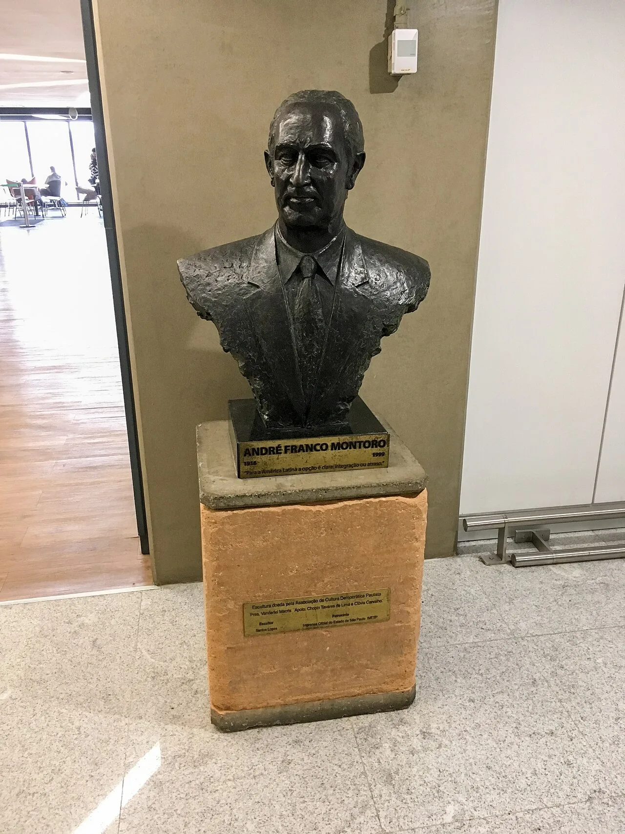 Statue of Montoro in GRU airport