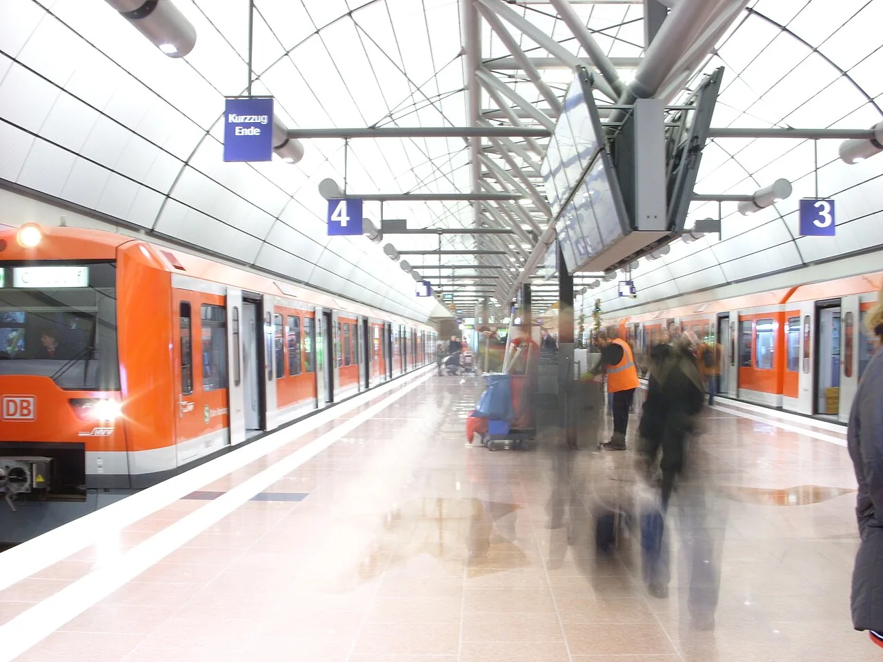 Opening-Ceromony of the S-Bahn-Station "Hamburg Airport (Flughafen)" view-point Lift to the terminal 2