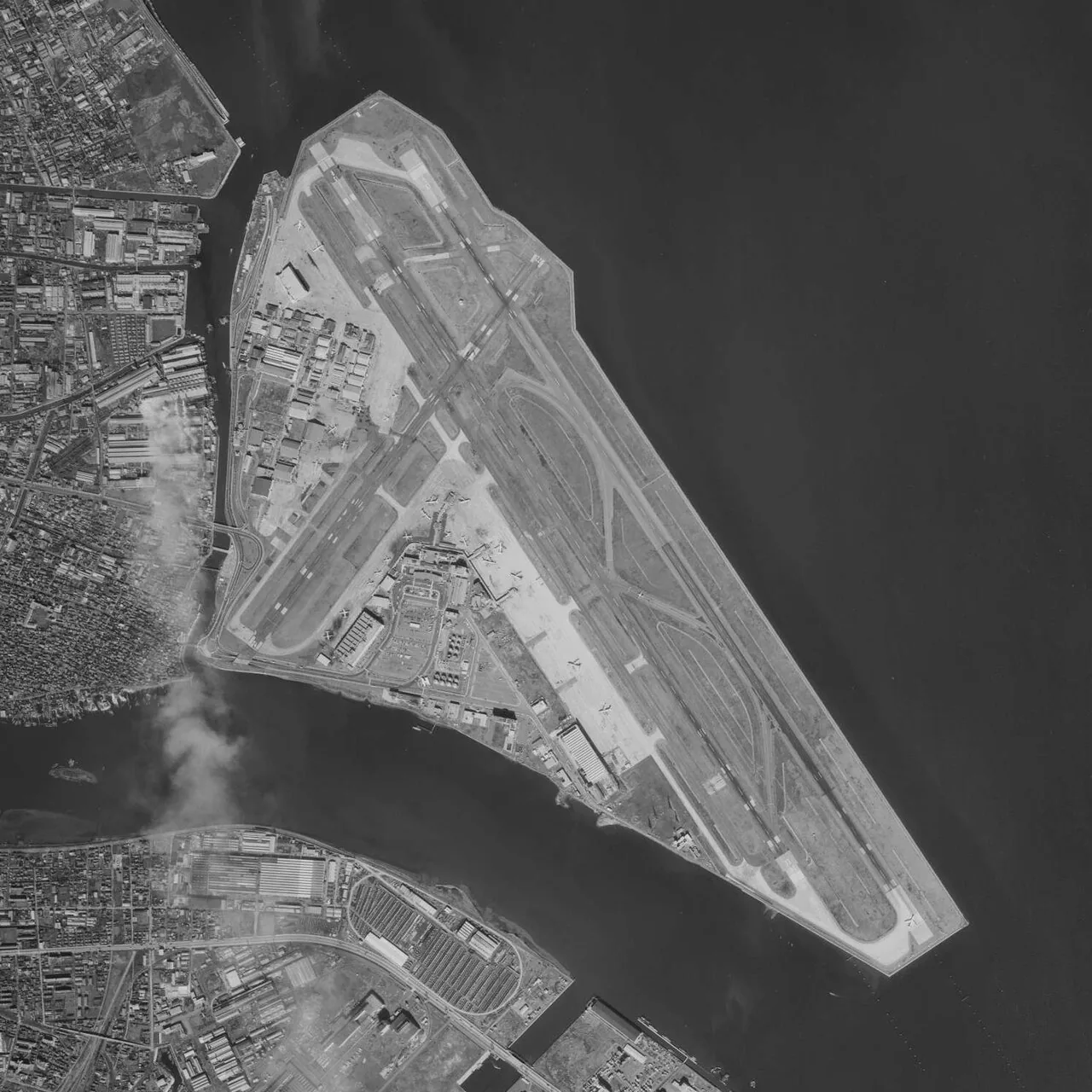 Aerial view of Haneda Airport (November 1965)