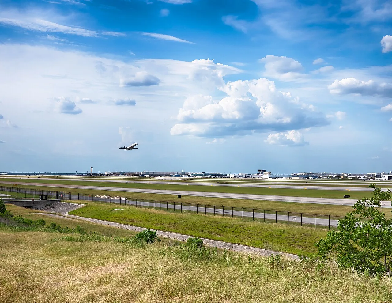 George Bush Intercontinental Airport houston texas, IAH runway 33L and 33R