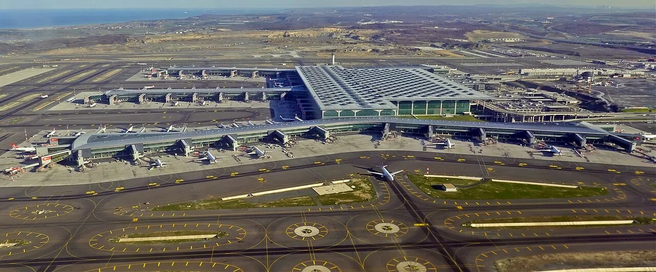 İstanbul Yeni Havalimanı Airport main building, airplane wing tip