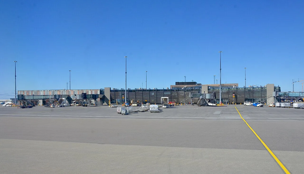 Flughafen Keflavík von der Piste aus gesehen