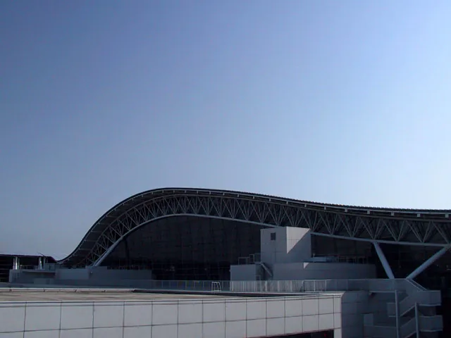 ​１＝ 關西國際機場的弧狀屋頂輪廓 ， 关西国际机场 是 日本 傾全力動用各式現代工程建築技術，在滄海中填出的現代奇蹟。為了彰顯這棟建築物的高科技感，其屋頂部分是採用金屬桁架支撐 螺旋槳 般曲線的輕量化薄殼，有著非常微妙的弧狀曲線。本圖片是由上傳者 User:SElephant 本人拍攝於2002年4月間。