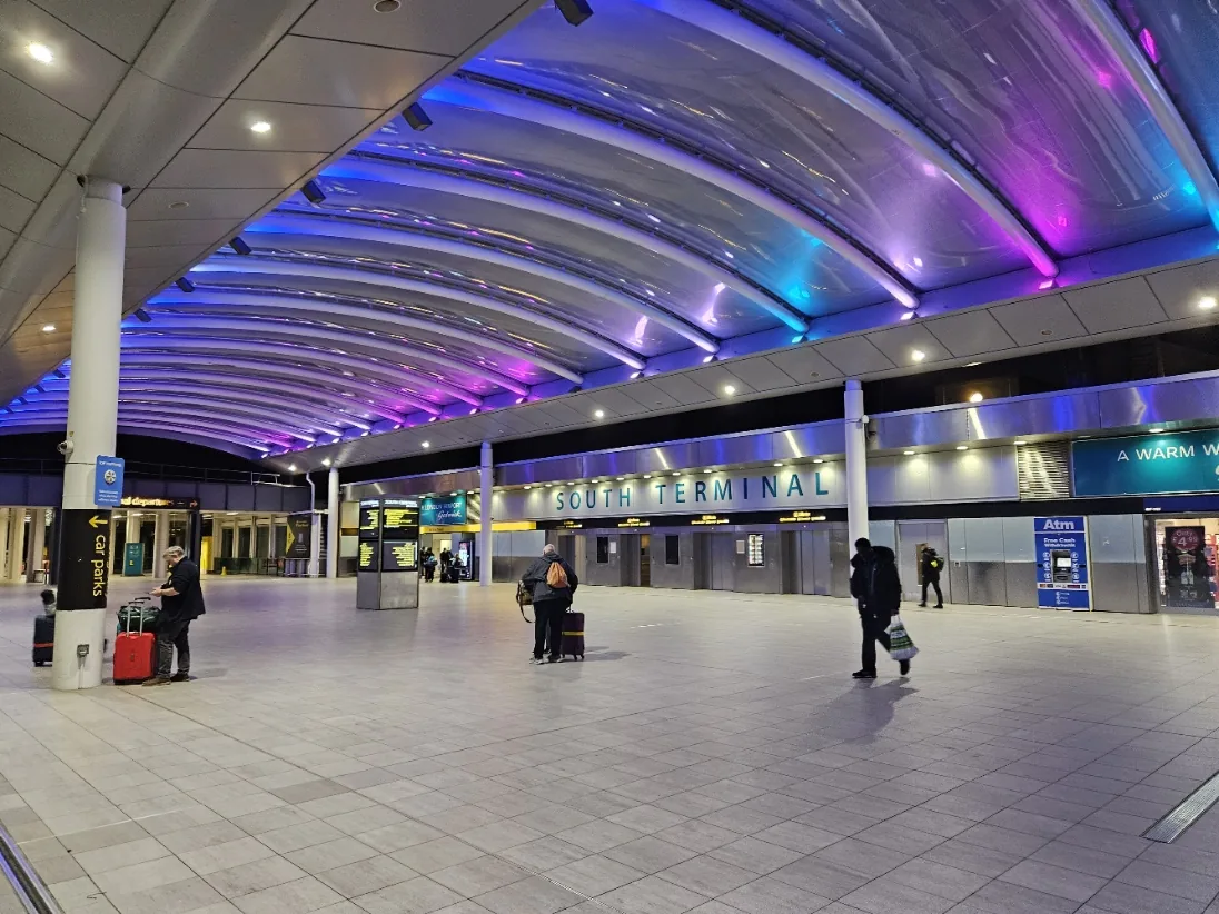 Terminal Sul do Aeroporto de Gatwick, em Crawley, RU.