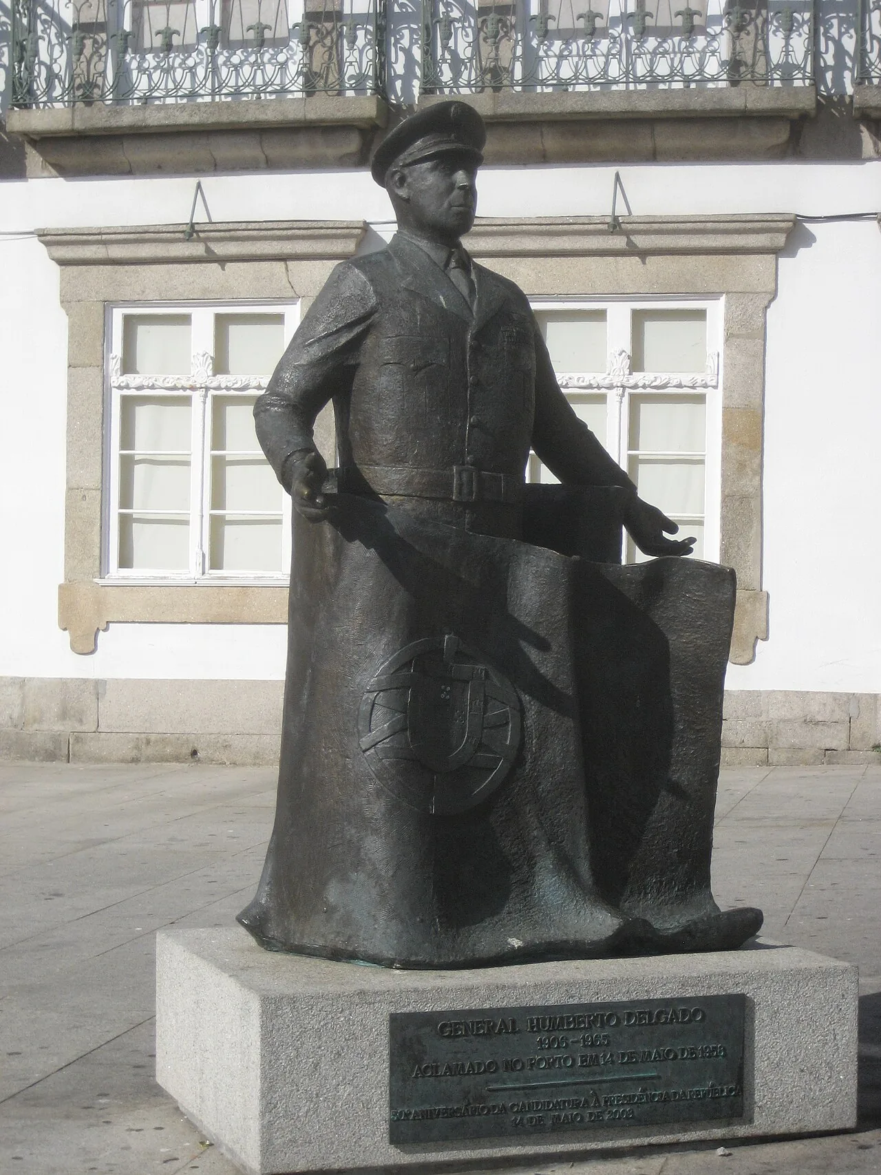 Statue of Humberto Delgado by José Rodrigues. Praça de Carlos Alberto, Porto (Portugal)