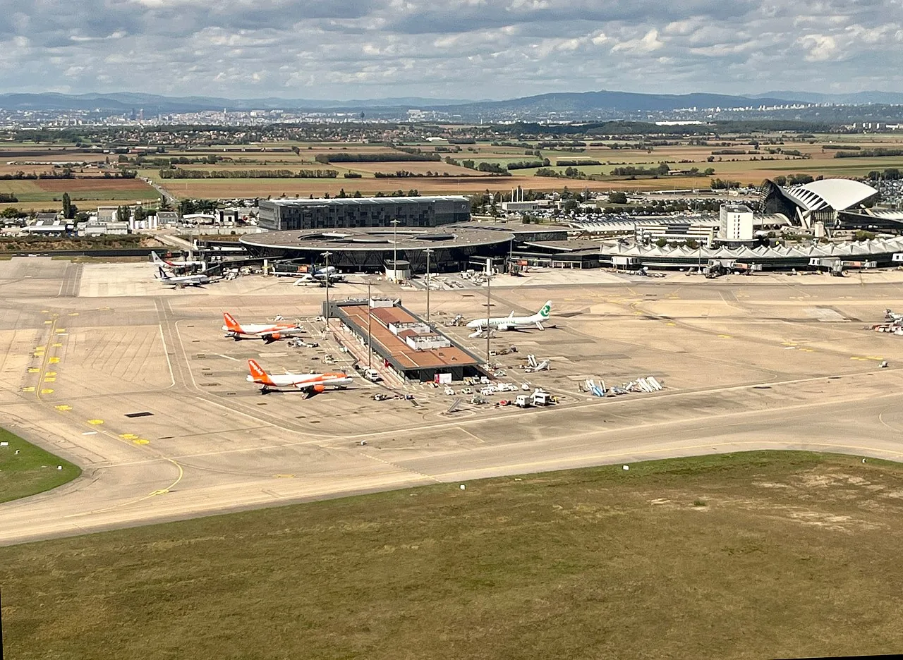 Vue aérienne d'une partie de l'aéroport de Lyon Saint-Exupéry et de la gare TGV (septembre 2022).