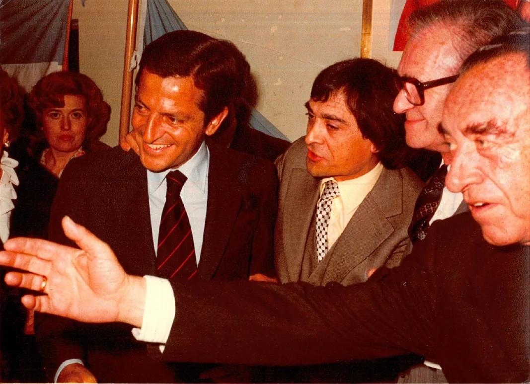 Fotografía tomada al ex-presidente del gobierno español Adolfo Suárez, durante su visita a Argentina efectuada en septiembre de 1981, en el Club Deportivo Español de Buenos Aires, acompañado por su amigo el empresario Es