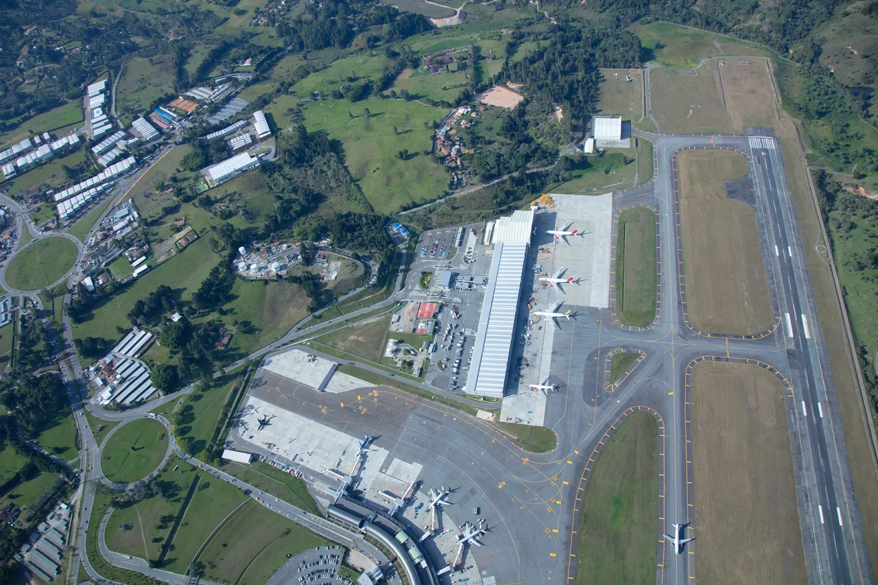 This aerial picture, captions the international apron, the international terminal, the cargo area and the interejecutiva hangar at the airstrip 19