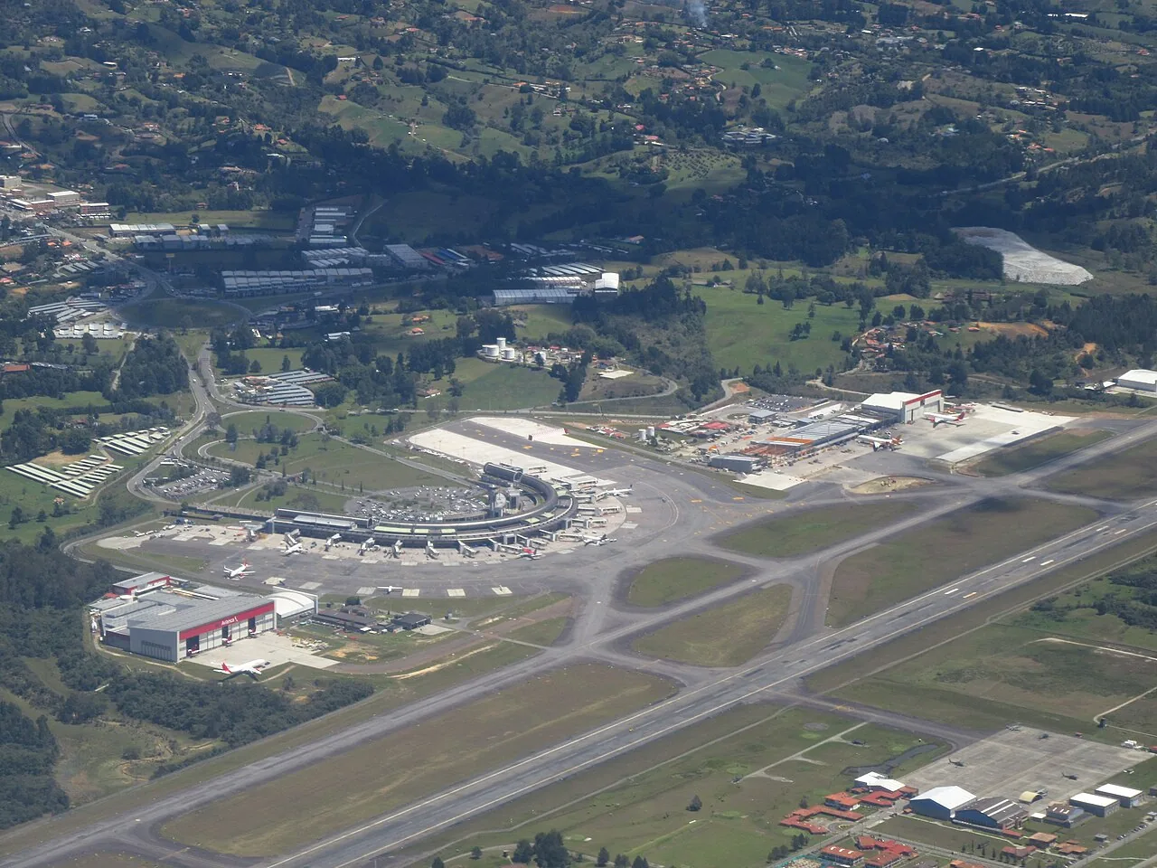 Vista aérea del aeropuerto internacional José María Córdova de Medellín.