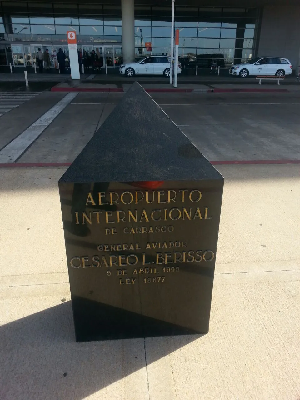 Monilito en honor a Cesáreo L. Berisso, pionero de la aviación en Uruguay, en el Aeropuerto Internacional de Carrasco