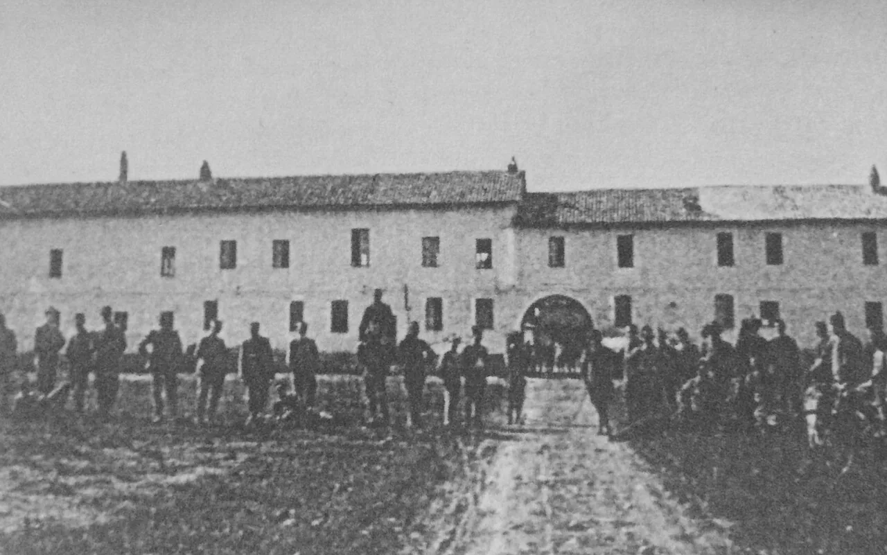 Cascina Malpensa in una foto d'epoca, quando era adibita ad uso militare