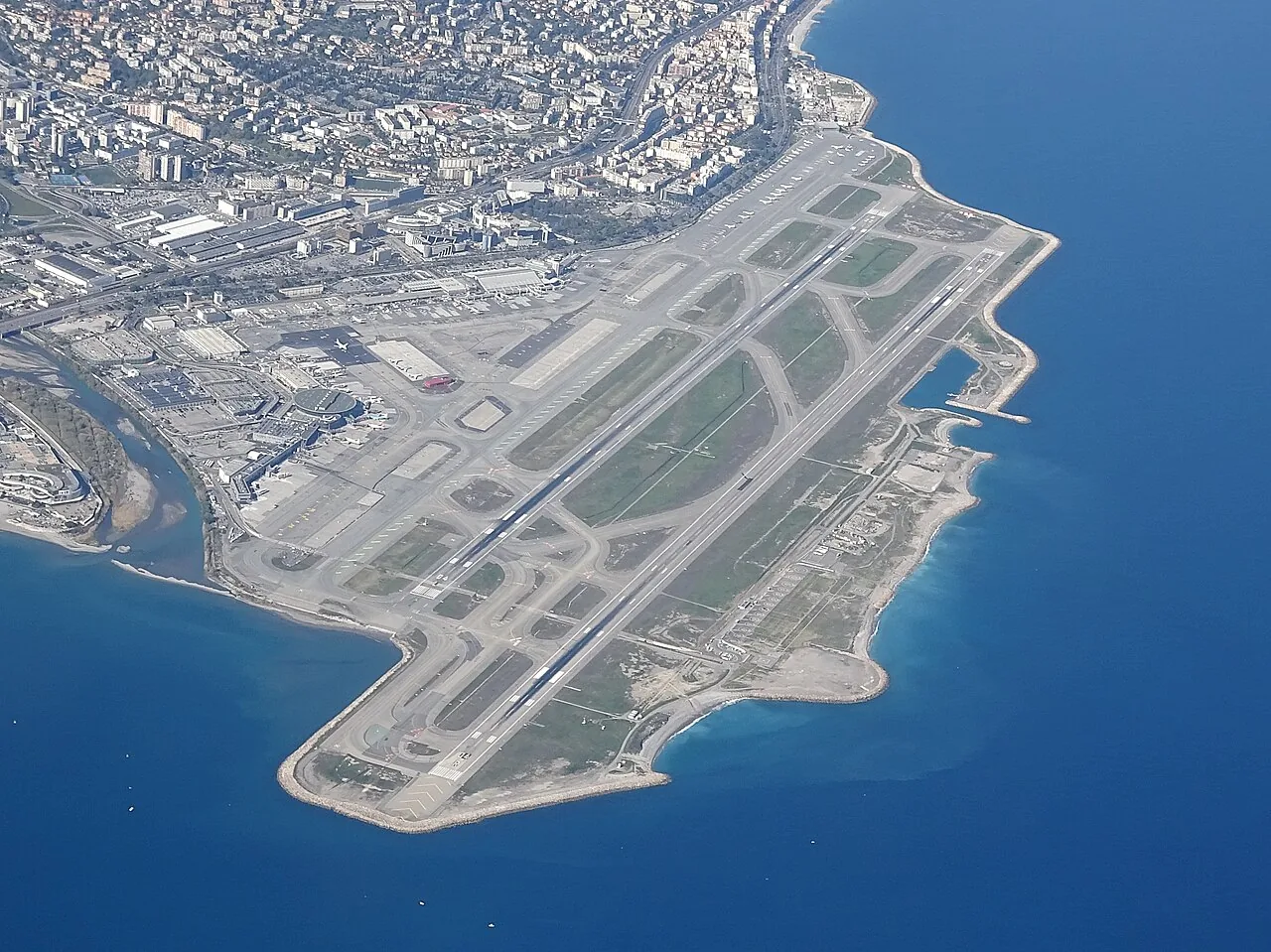 Vue aérienne de l'aéroport de Nice-Côte d'Azur (France)