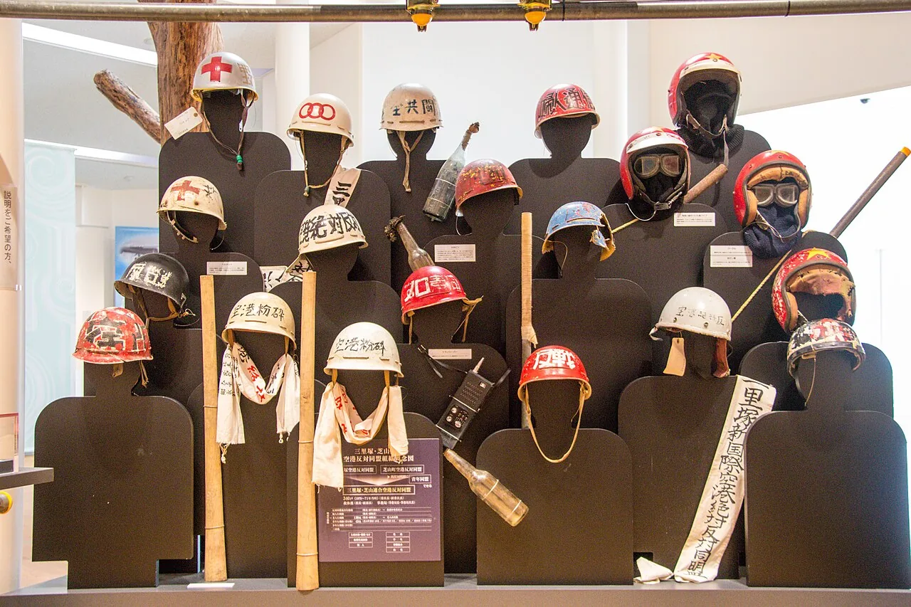 Helmets, armor, etc. used by opponents in the Sanrizuka struggle (Narita struggle). Photographed at Narita Airport and Community Historical Museum (Shibayama, Chiba, Japan) with permission.