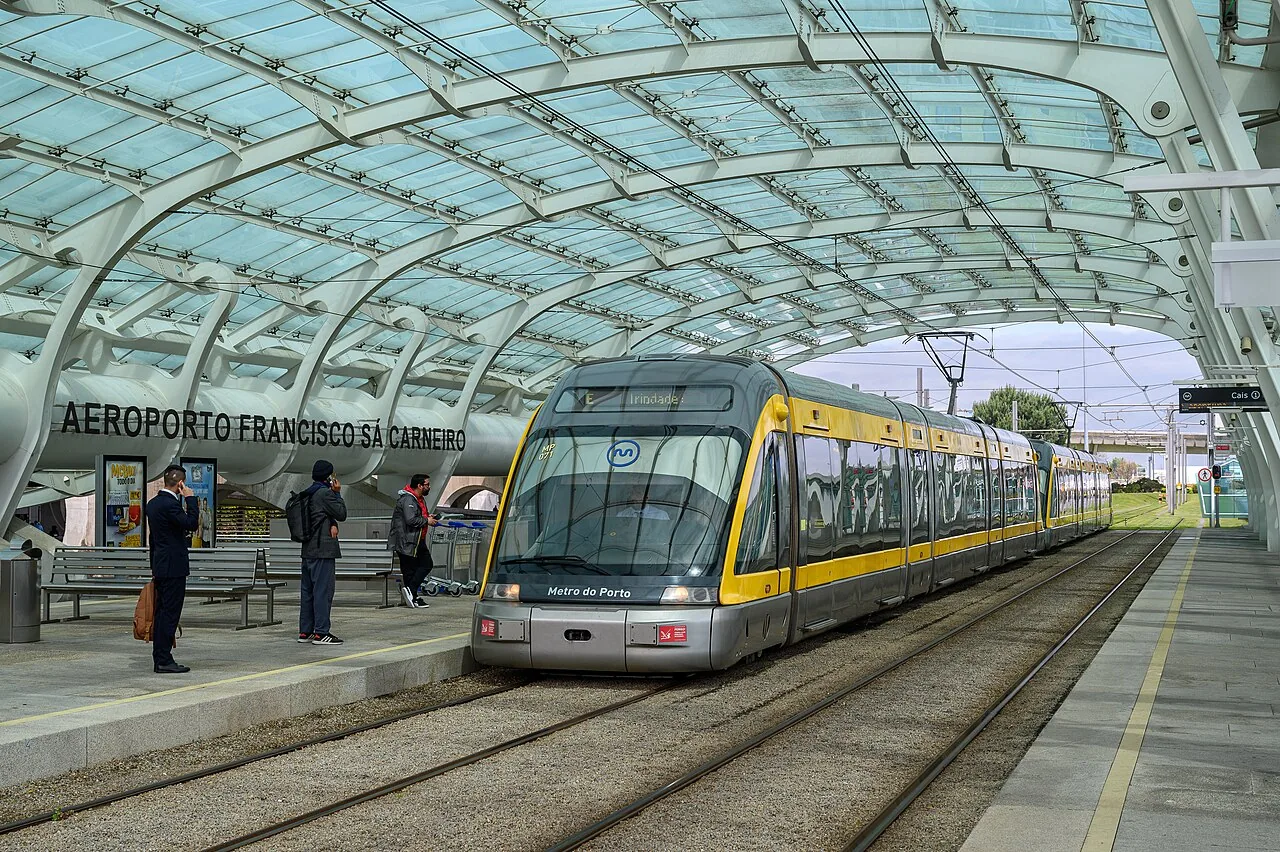 Porto Aeroporte Metro MP071 lijn E Trindade. De eerste metrolijn in Porto waarmee je te maken krijgt als je op het vliegveld van Porto aan komt en de stad in wilt.