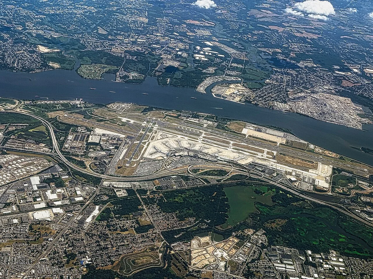 View of the airport (PHL) from a passing airliner en route from Bush Intercontinental Airport (IAH) to Newark Liberty International Airport (EWR)