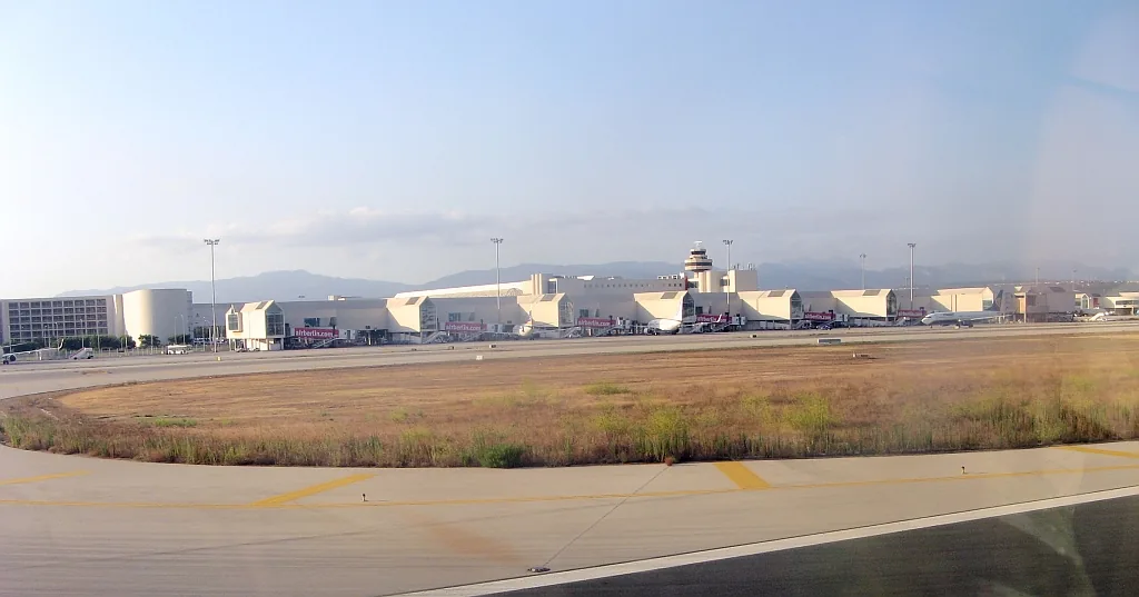 Palma de Mallorca Airport - jet bridges.