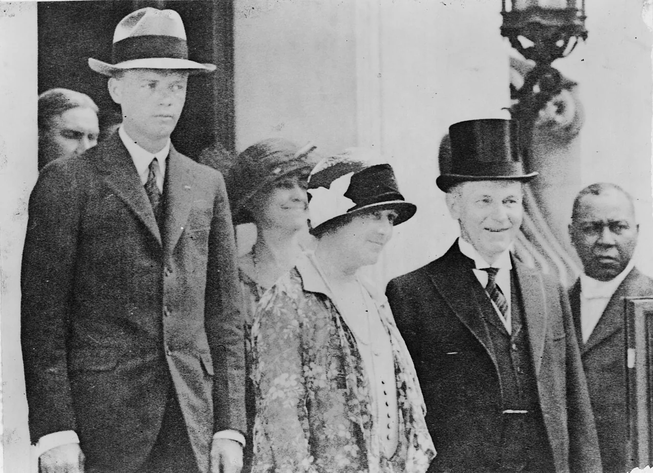 Col. Chas. Lindbergh and his mother photographed with the President and Mrs. Coolidge Persons: Lindbergh, Charles A. (Charles Augustus), 1902-1974. Coolidge, Calvin , 1872-1933. Coolidge, Grace Goodhue, 1879-1957. Lindbe