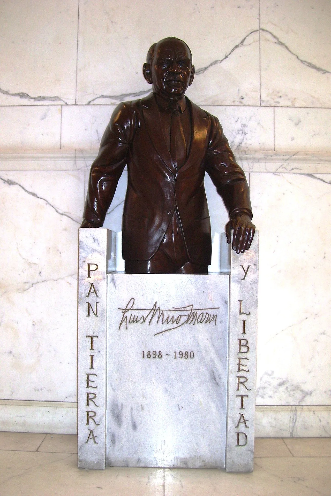 Sculpture of Luis Muñoz Marín inside Capitolio de Puerto Rico